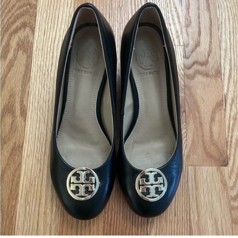 Tory Burch wedges… leather gold emblem